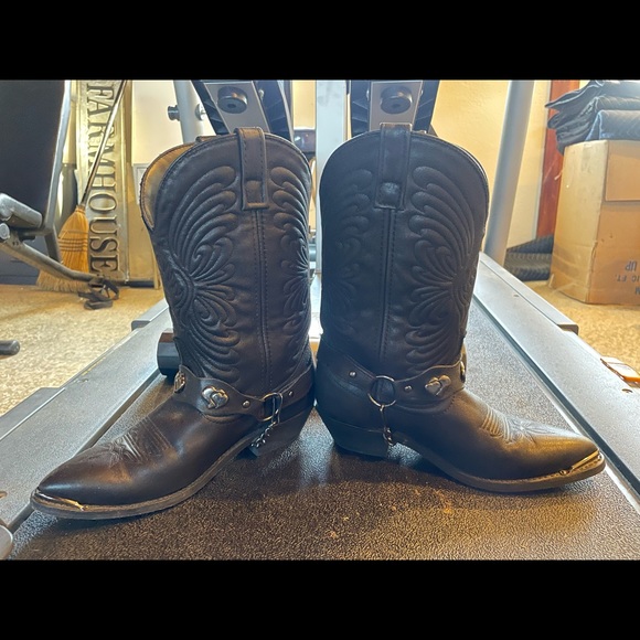 Black western cowgirl boots with heart chain harness details - Picture 7 of 12